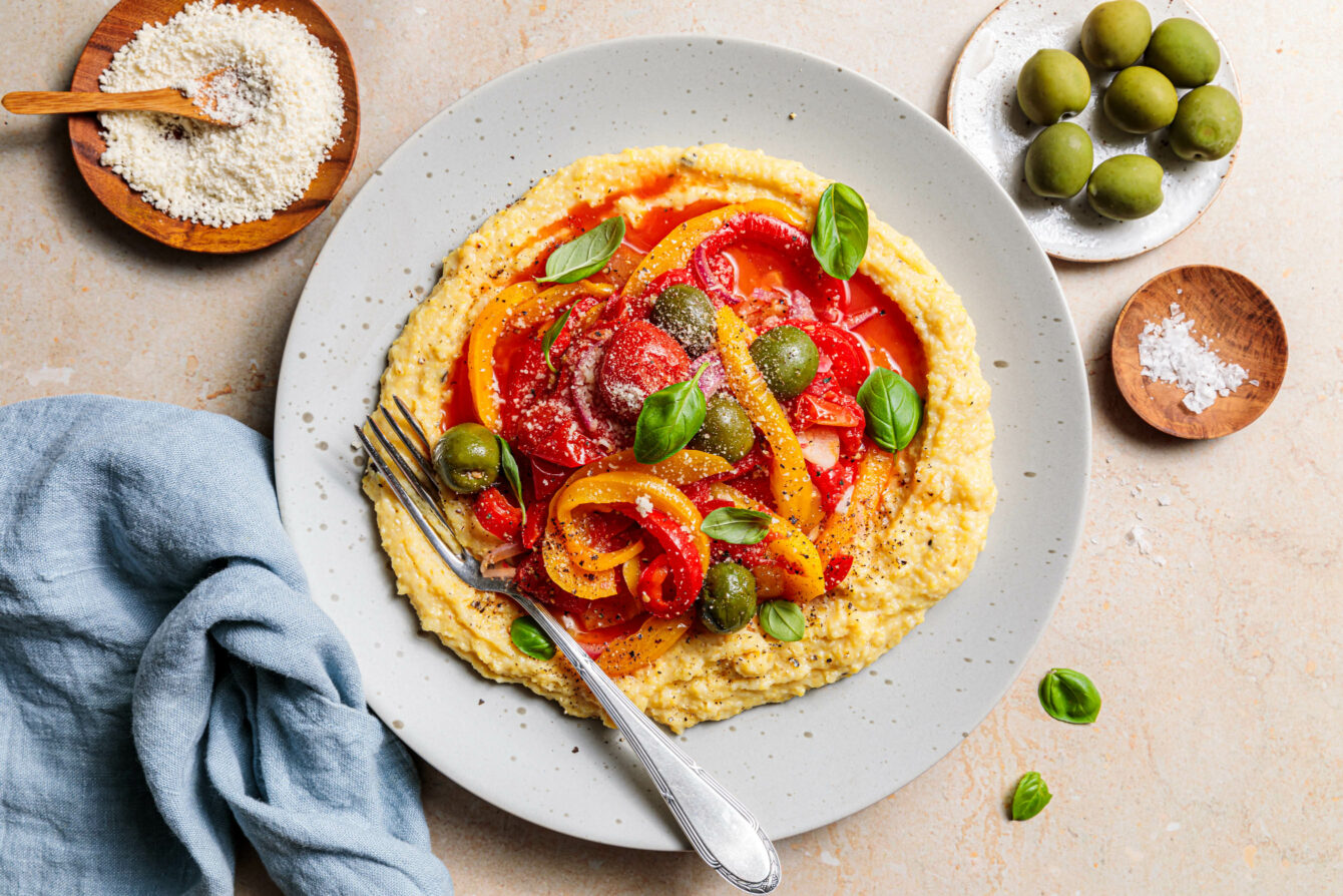 Peperonata mit Oliven und Ofen-Polenta