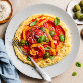 Peperonata mit Oliven und Ofen-Polenta