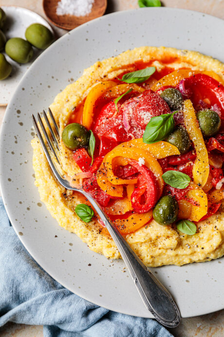 Peperonata mit Oliven und Ofen-Polenta