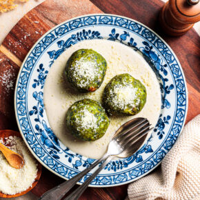 Vegane Spinatknödel mit „Käsesauce“