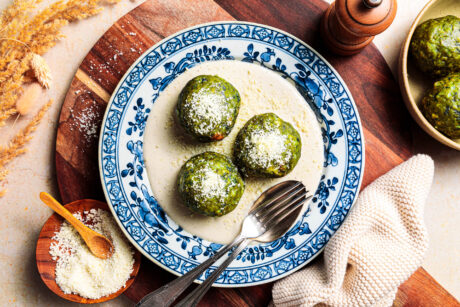 Vegane Spinatknödel mit „Käsesauce“