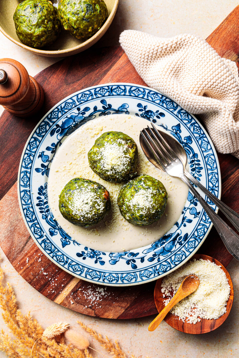 Vegane Spinatknödel mit „Käsesauce“