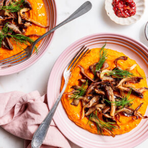 Kürbis-Bohnen-Püree mit Currypaste und knusprigen Pilzen