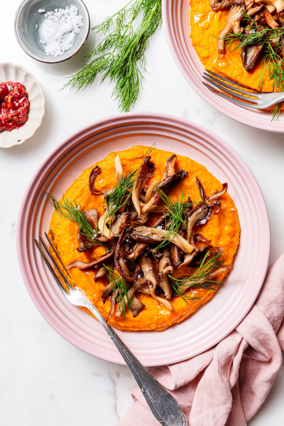 Kürbis-Bohnen-Püree mit Currypaste und knusprigen Pilzen