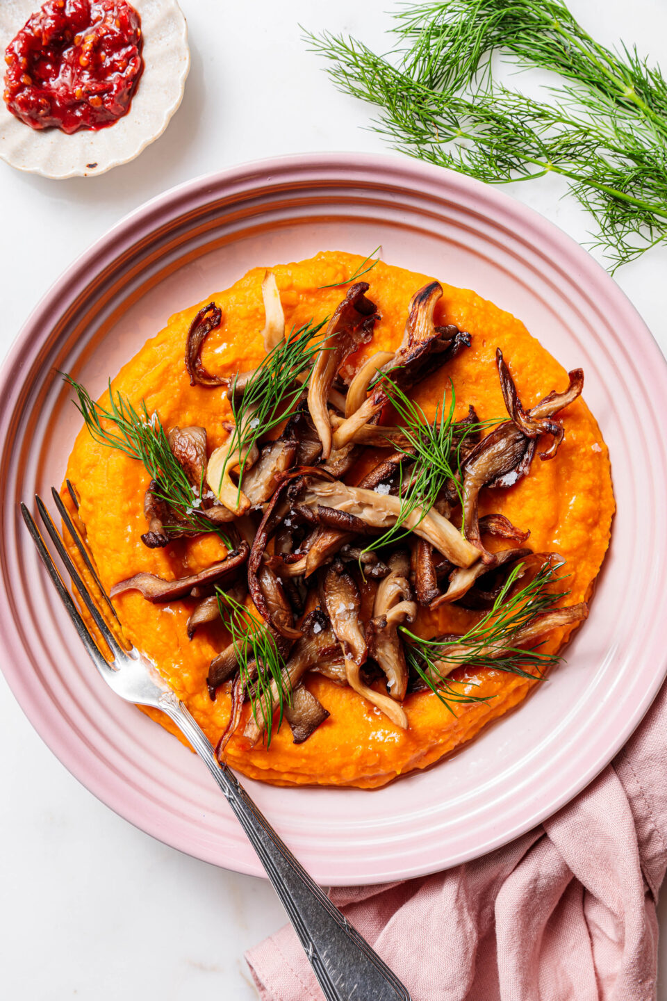 Kürbis-Bohnen-Püree mit Currypaste und knusprigen Pilzen