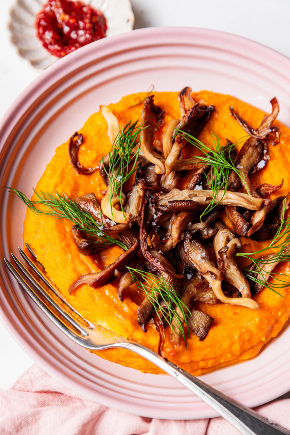 Kürbis-Bohnen-Püree mit Currypaste und knusprigen Pilzen