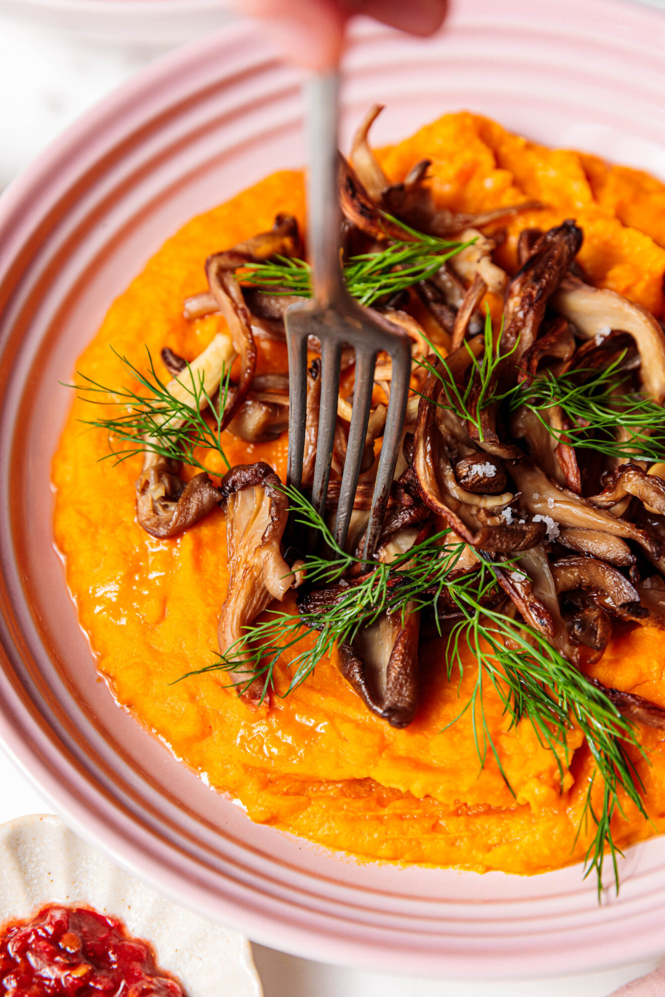 Kürbis-Bohnen-Püree mit Currypaste und knusprigen Pilzen