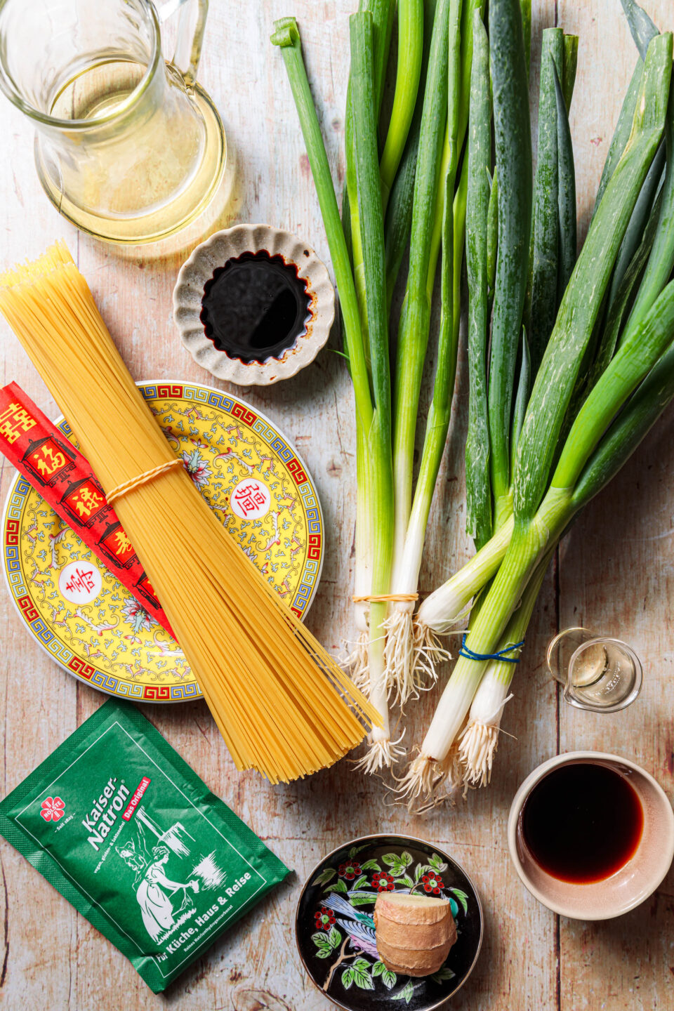 Zutaten für chinesische Nudeln mit Frühlingszwiebel-Öl