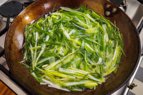 Frühlingszwiebelstreifen schmoren