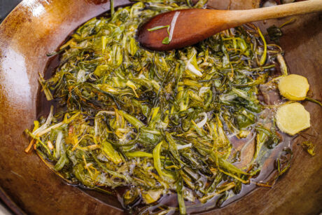 Frühlingszwiebel-Öl zubereiten