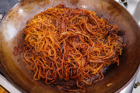 Nudeln mit Frühlingszwiebel-Öl zubereiten