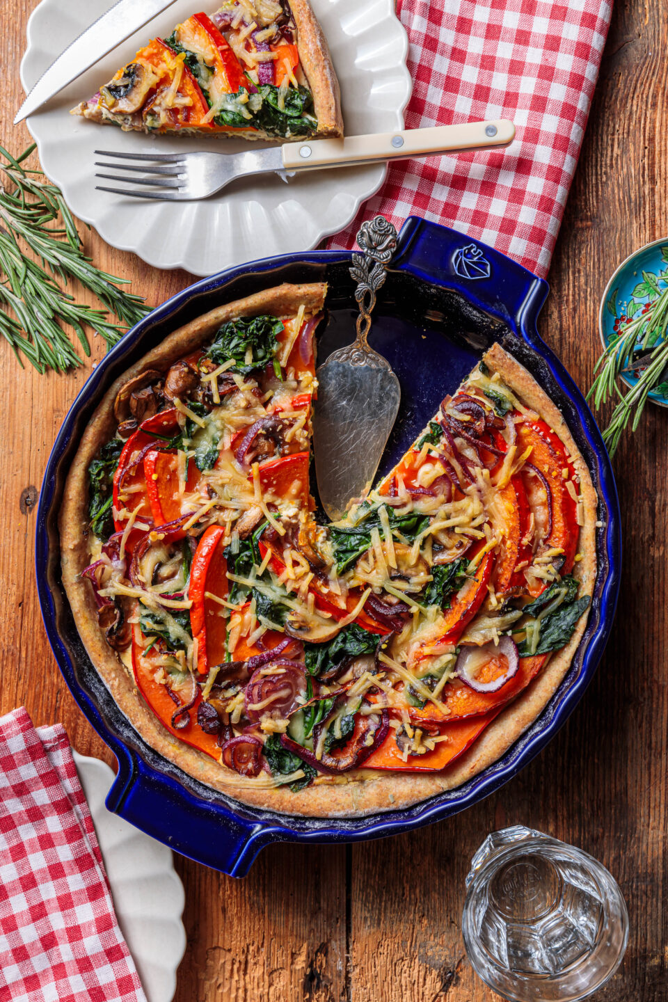 Vegane Kürbis-Quiche mit Rosmarin-Crust