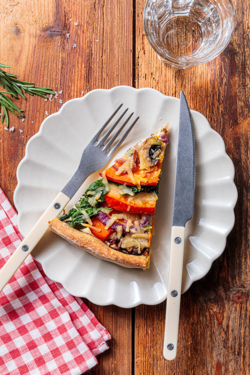 Vegane Kürbis-Quiche mit Rosmarin-Crust