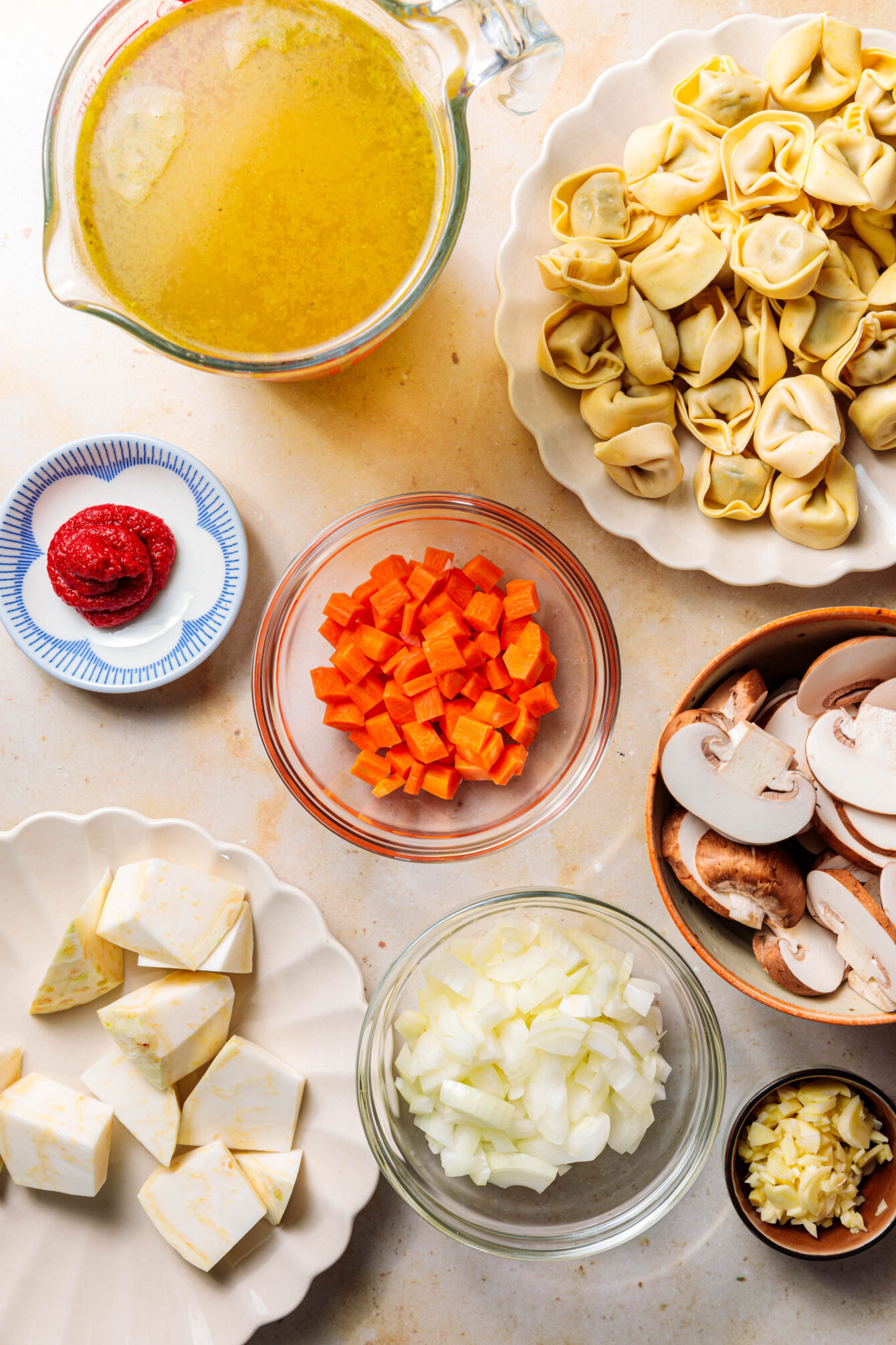 Zutaten für vegane Tortellinisuppe