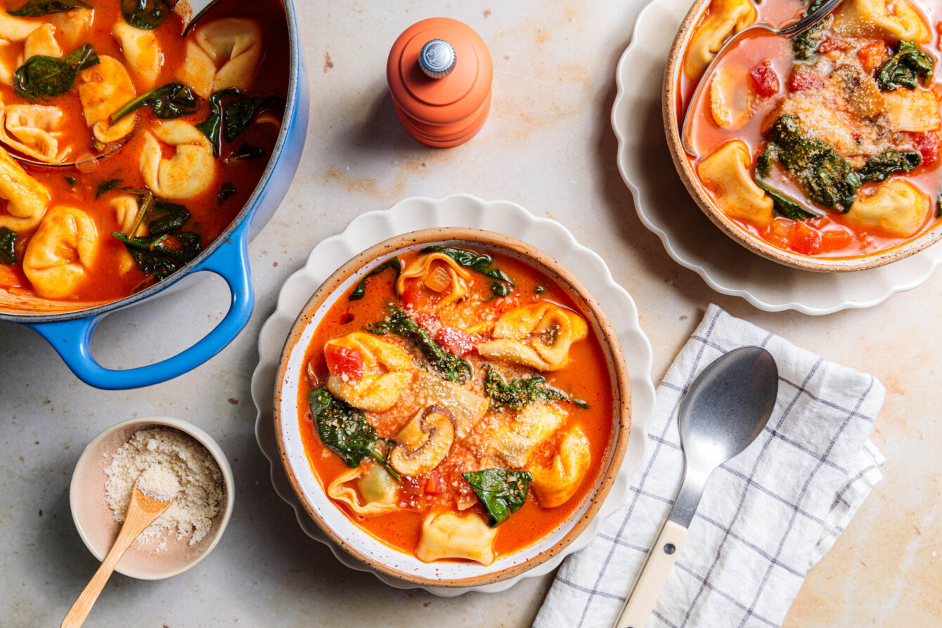 Vegane Tortellinisuppe mit Spinat & Champignons