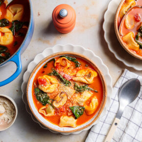 Vegane Tortellinisuppe mit Spinat & Champignons