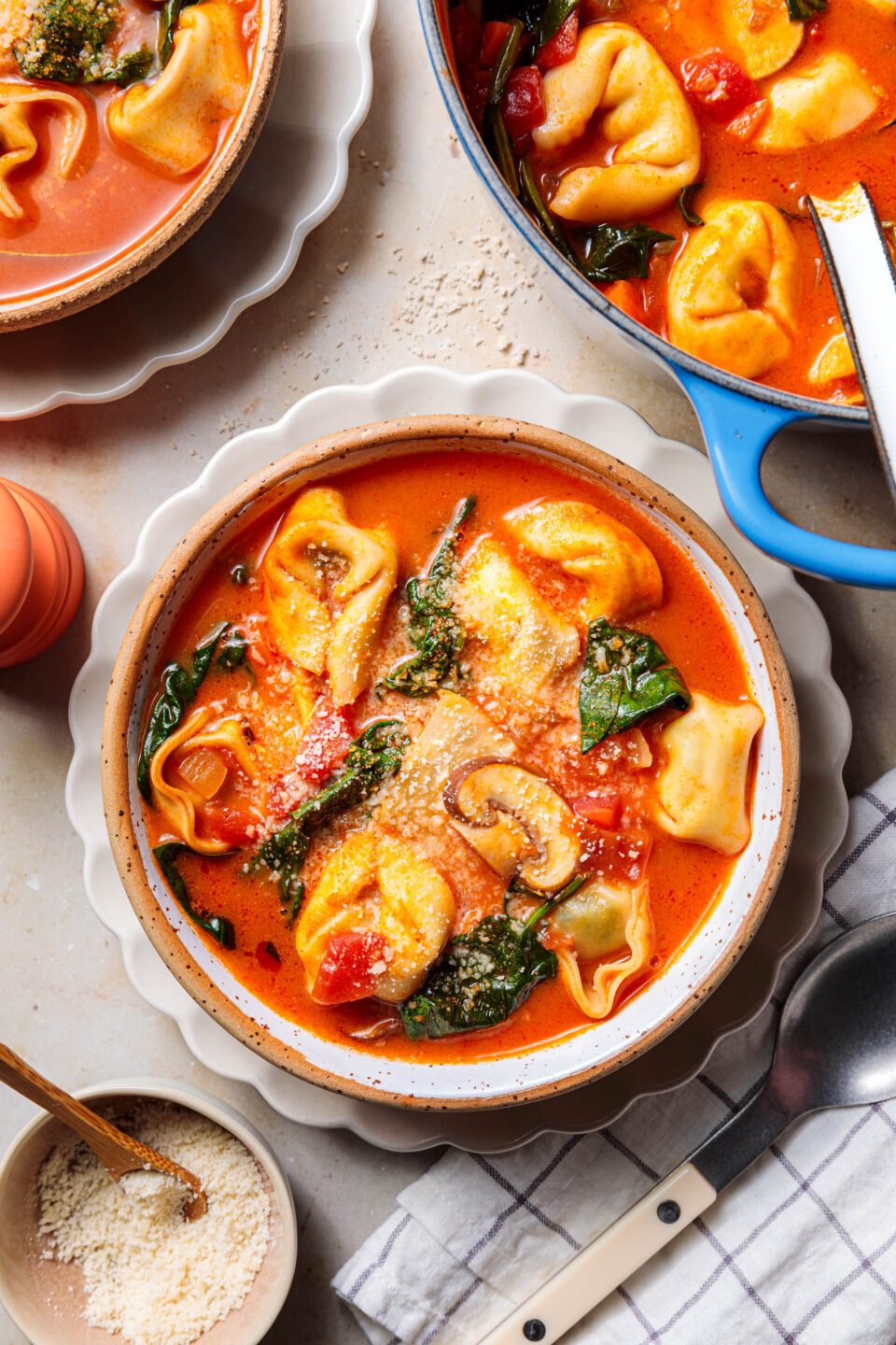 Vegane Tortellinisuppe mit Spinat & Champignons