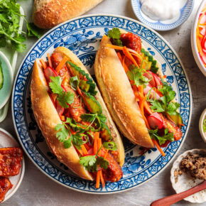 Veganes Bánh mì mit Sriracha-Tofu & Radieschen-Pickles