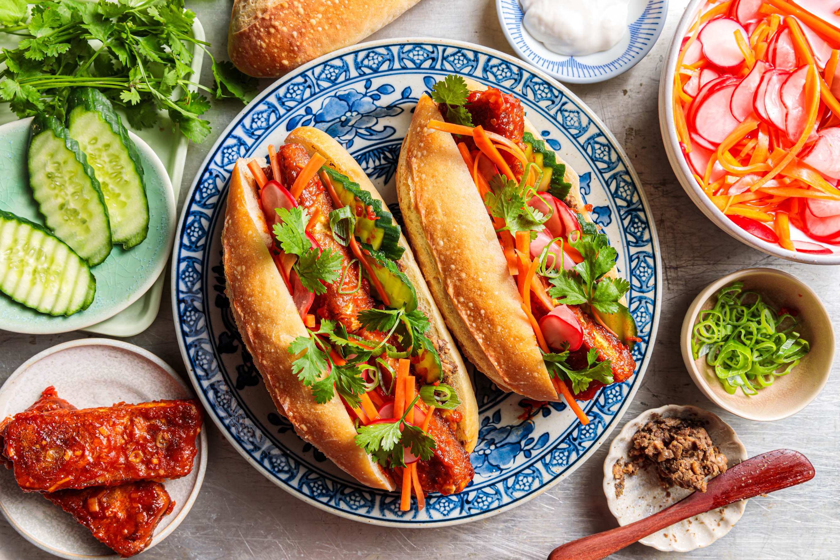 Veganes Bánh mì mit Sriracha-Tofu & Radieschen-Pickles
