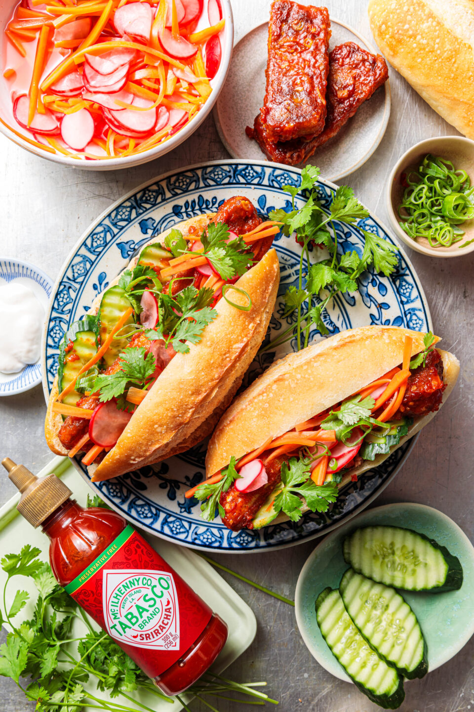 Veganes Bánh mì mit Sriracha-Tofu & Radieschen-Pickles