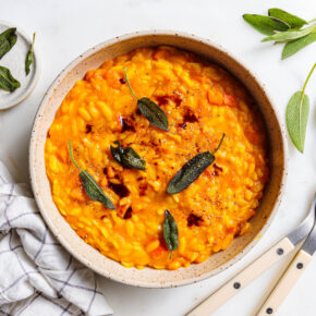 Veganes Kürbis-Orzotto mit knusprigem Salbei