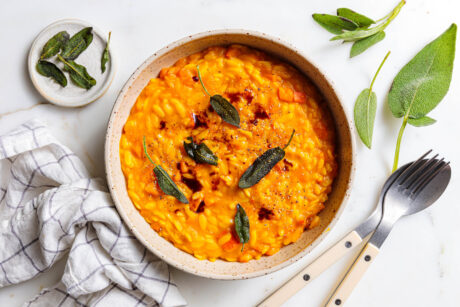 Veganes Kürbis-Orzotto mit knusprigem Salbei