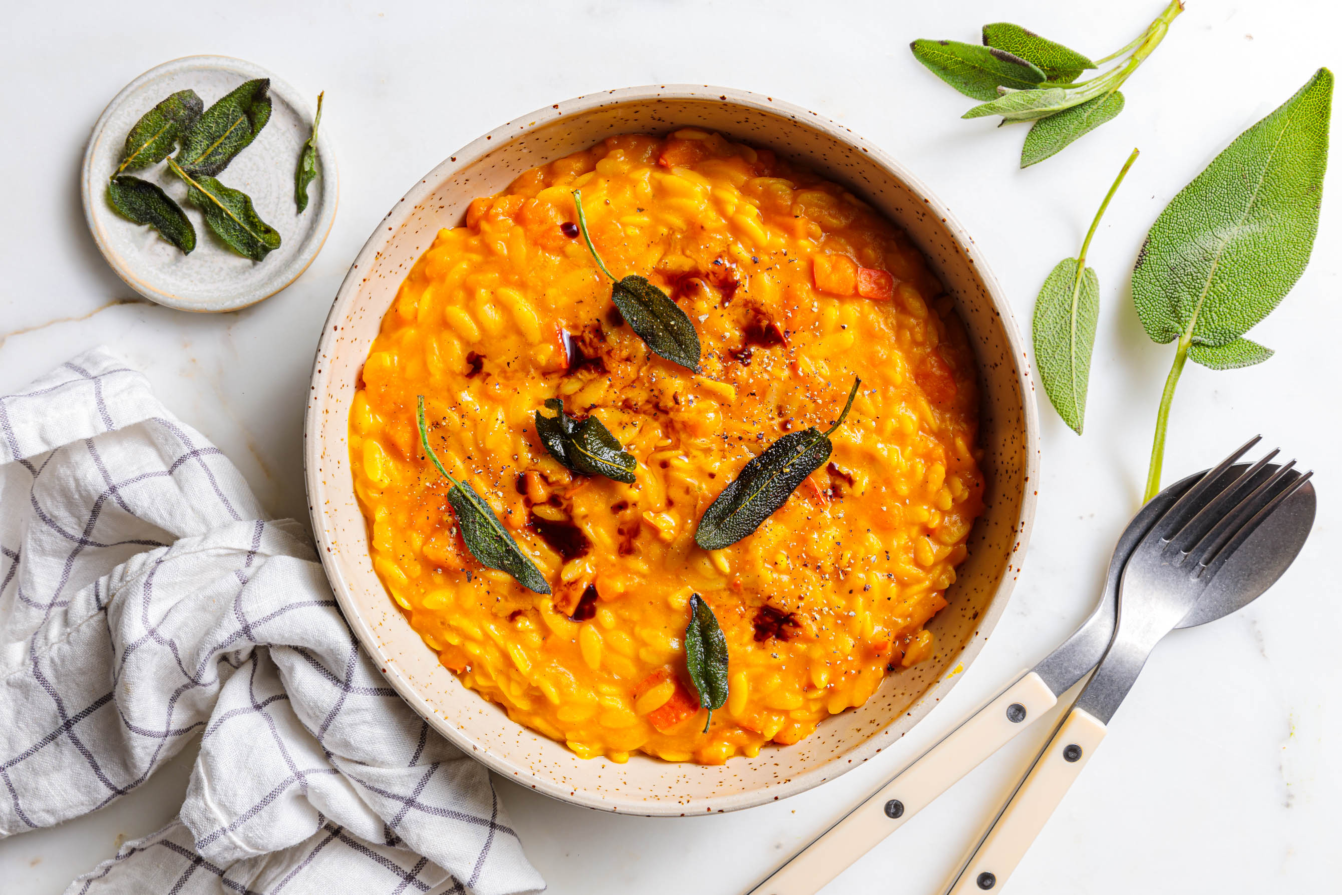 Veganes Kürbis-Orzotto mit knusprigem Salbei