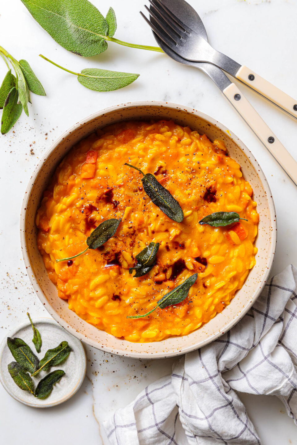 Veganes Kürbis-Orzotto mit knusprigem Salbei