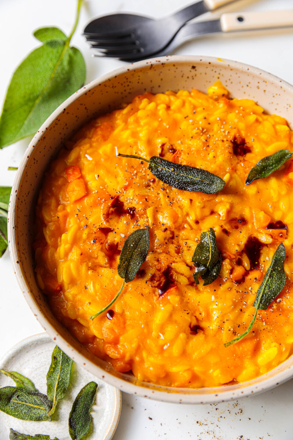 Veganes Kürbis-Orzotto mit knusprigem Salbei